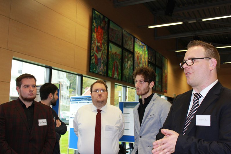 Prof. Dr. Jan-Hendrik Meier (rechts im Bild) hat die Posterpräsentation ins Leben gerufen, um die Studierenden an der Forschung teilhaben zu lassen.