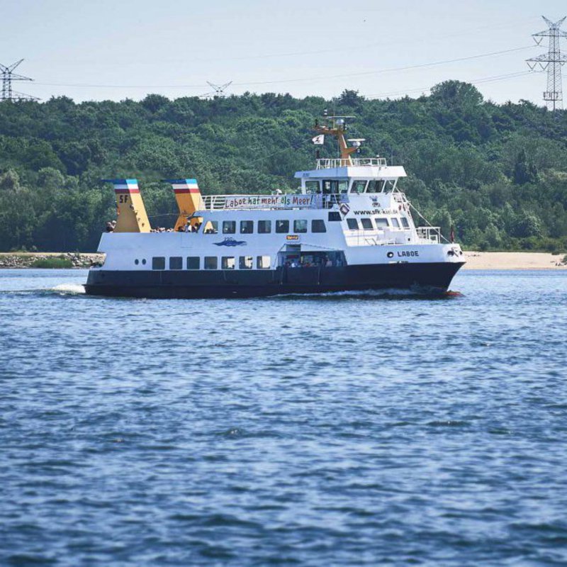 Eine Fähre auf ihrem Weg von einem Ufer zum anderen.