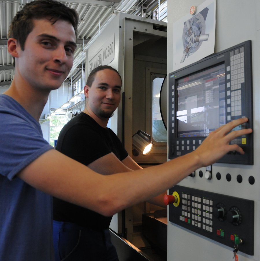 Zwie Männer an einem Technikschrank