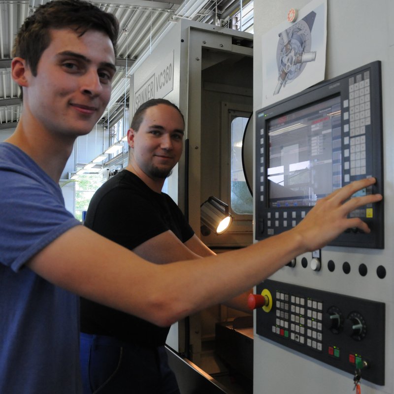 Zwie Männer an einem Technikschrank