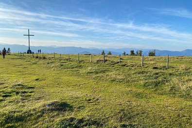 Aussicht vom Schöckl mit Kreuzen an der Bergspitze