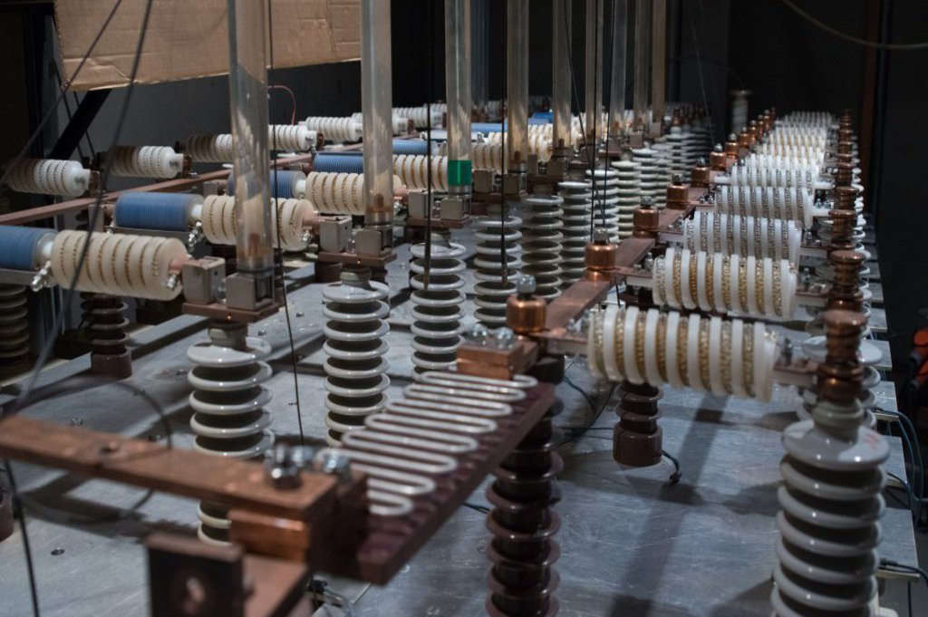 Mehrere in Reihe geschaltete Spulen.