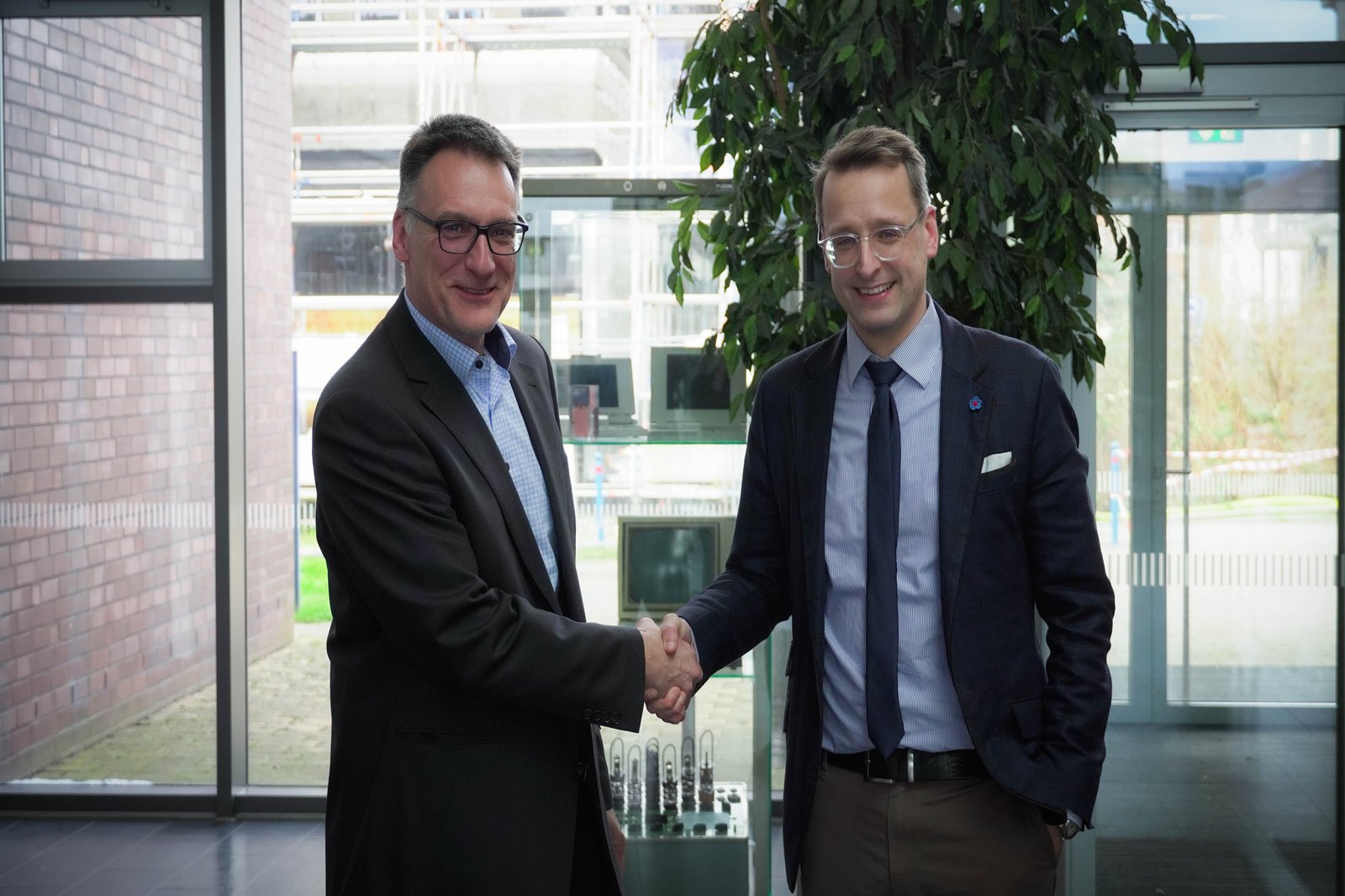 Der Senatsvorsitzende Prof. Claus Neumann (links) gratuliert Prof. Tobias Hochscherf zu dessen Wiederwahl.