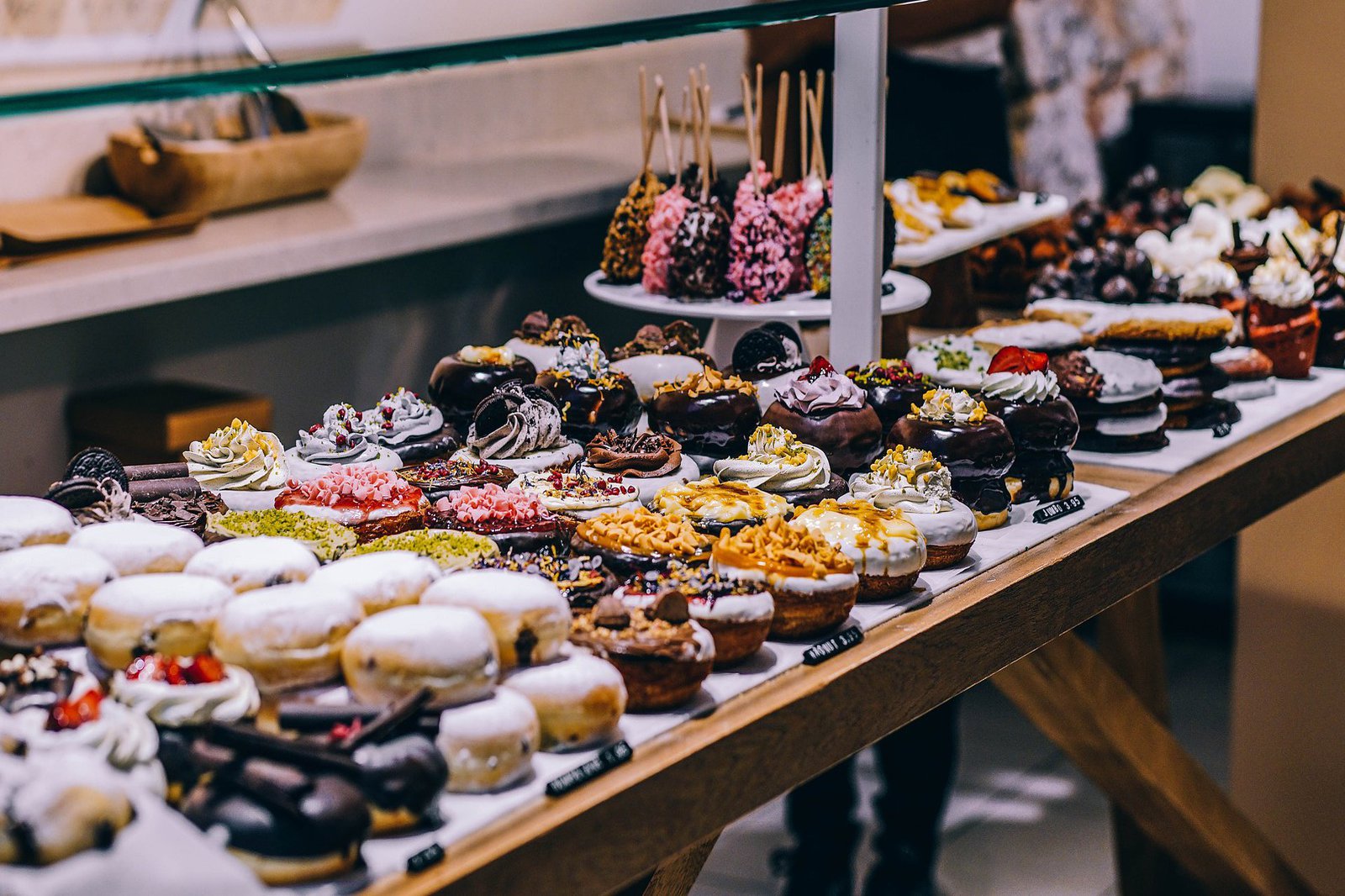 Leckereine aus der Auslage einer Konditorei.