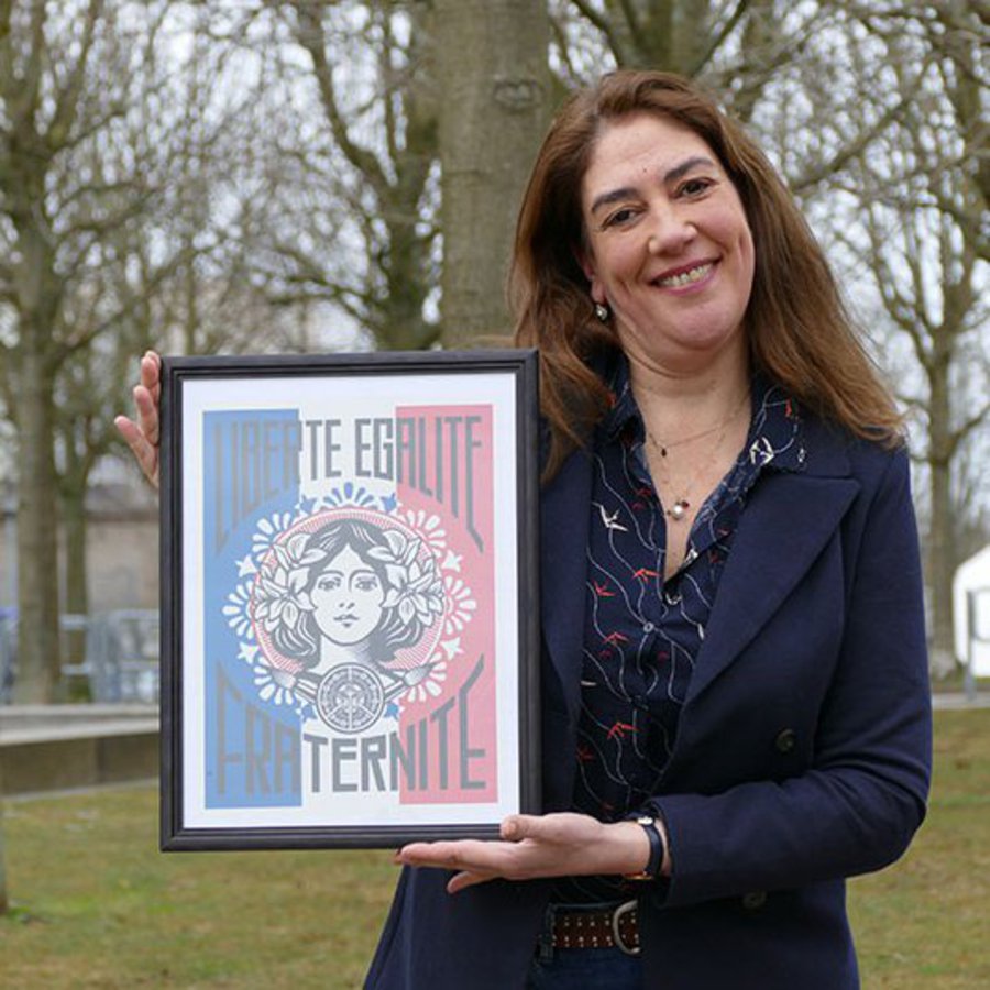 Agnes Moiroux hält ein Bild der Marianne an der Fachhochschule Kiel