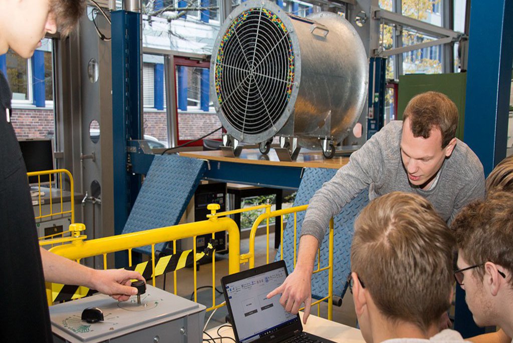 Studierende des FB Maschinenwesen lesen an einem Laptop Messwerte aus.