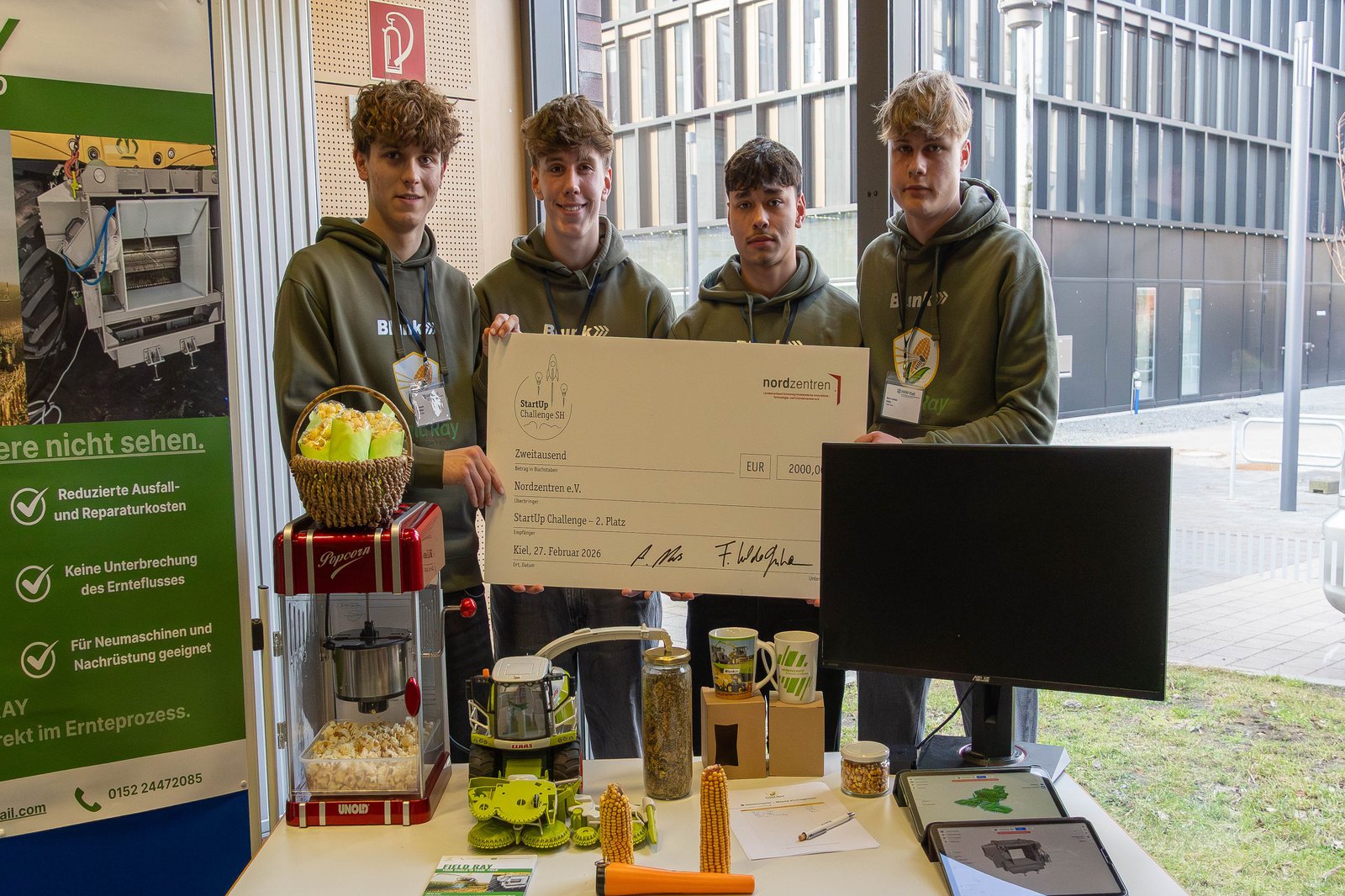 Das Team Field Ray vom BBZ Heide freut sich an ihrem Tisch über den zweiten Platz.