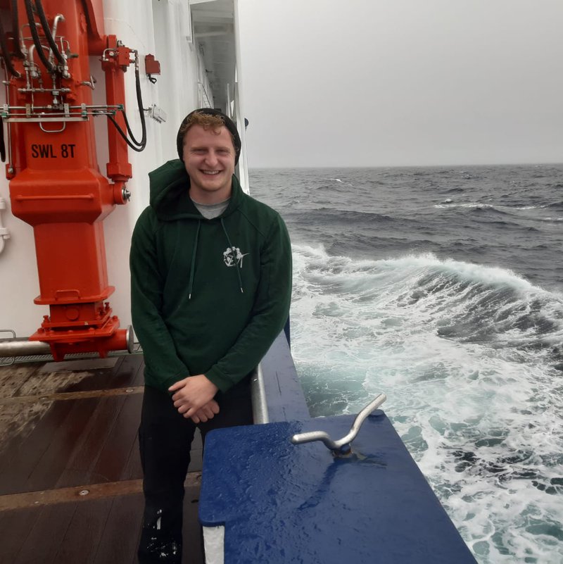 ein Mann auf einem Schiff