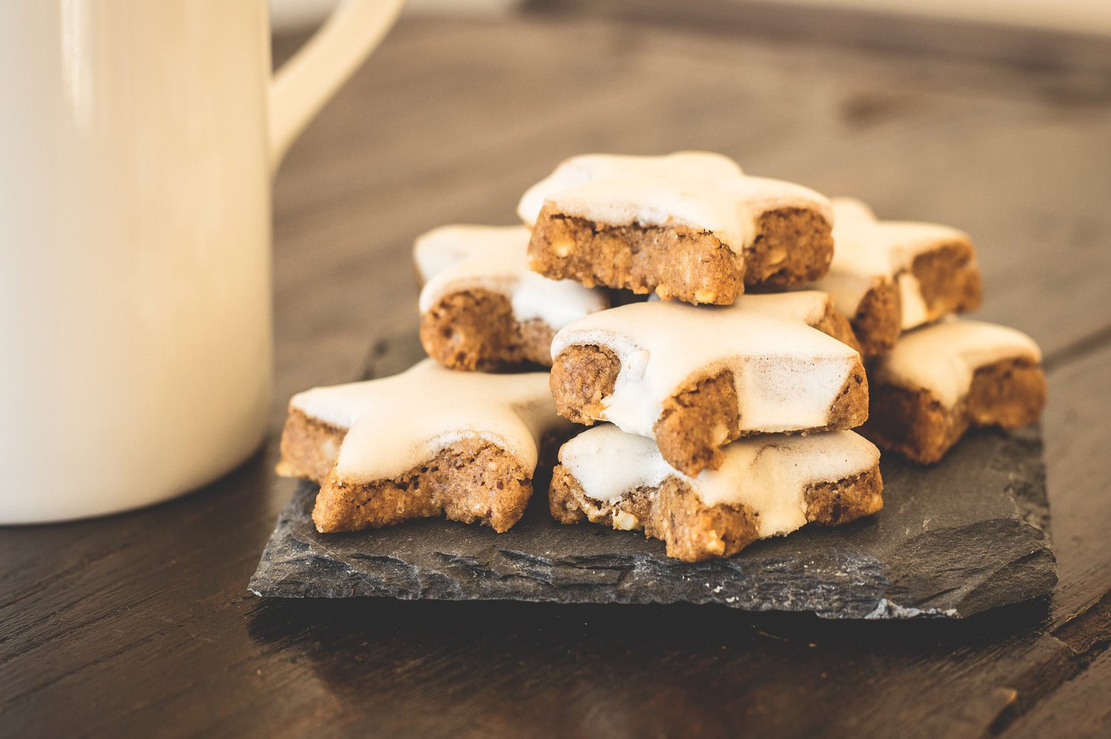 Weihnachtsplätzchen, serviert auf einer Schieferntafel.