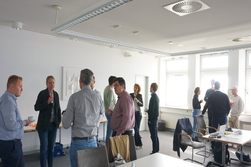 Alumni und Gäste im Austausch