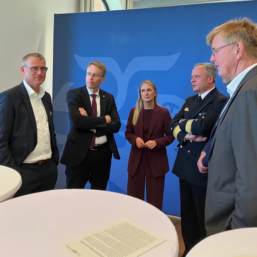 vier Männer und eine Frau stehen an einem Stehtisch bei der Eröffnung des TechHubs Schleswig-Holstein