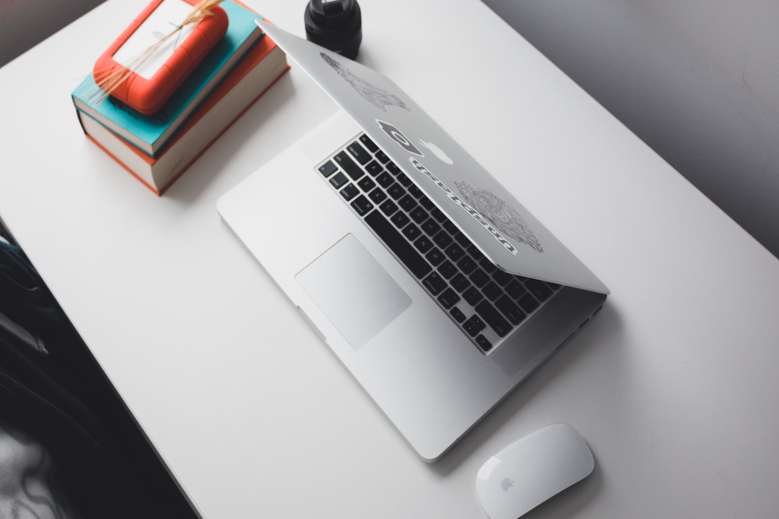 Schreibtisch mit Laptop und angeschlossener externer Festplatte