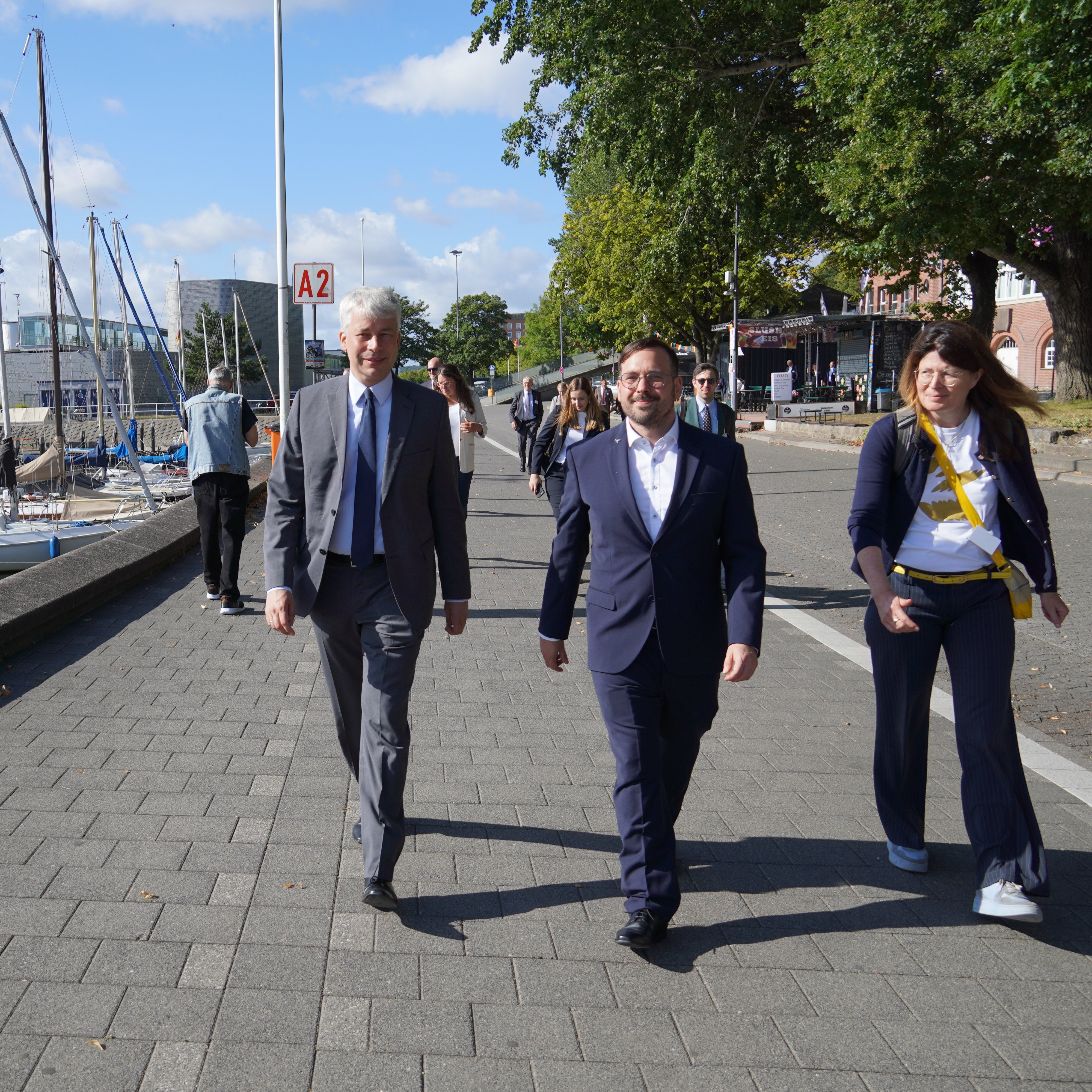 Menschen auf Promenade