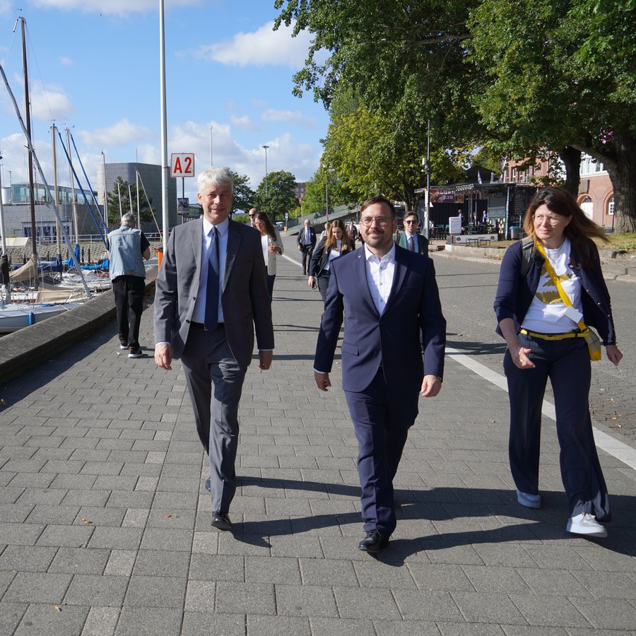 Menschen auf Promenade