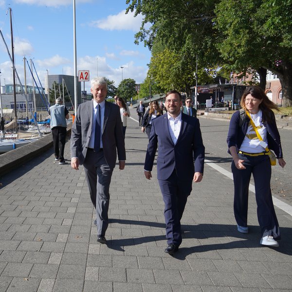 Menschen auf Promenade