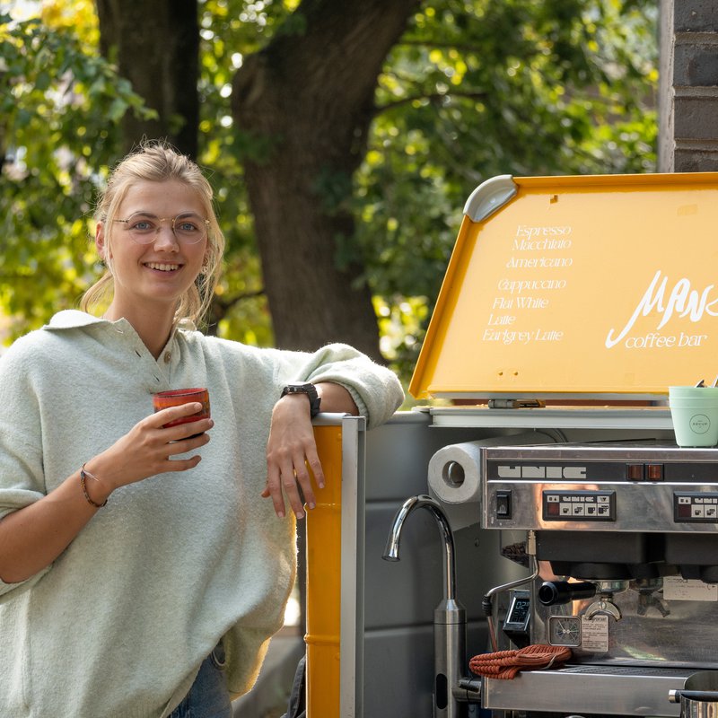 Luise Brensing neben der mobilen Coffee-Bar