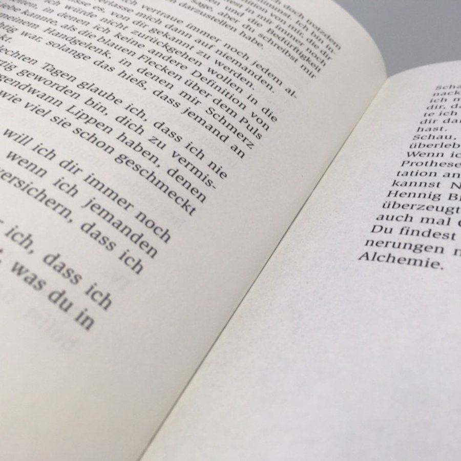 Die Mittelfalte eines aufgeschlagenen Buchs.