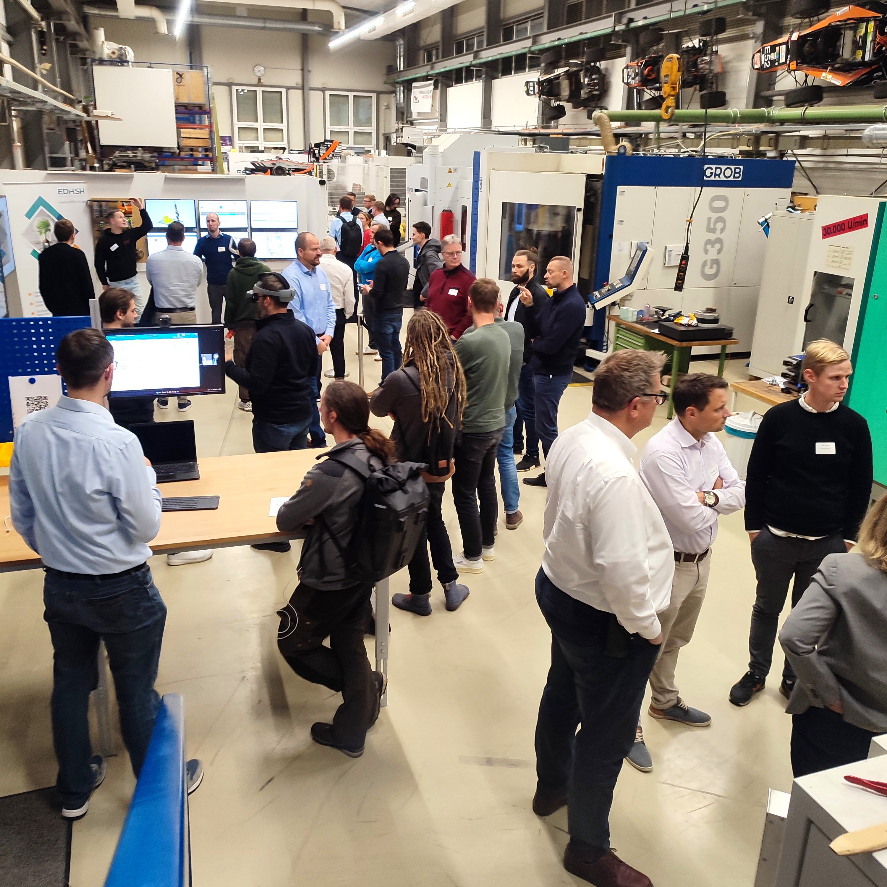 Menschen in einer Halle