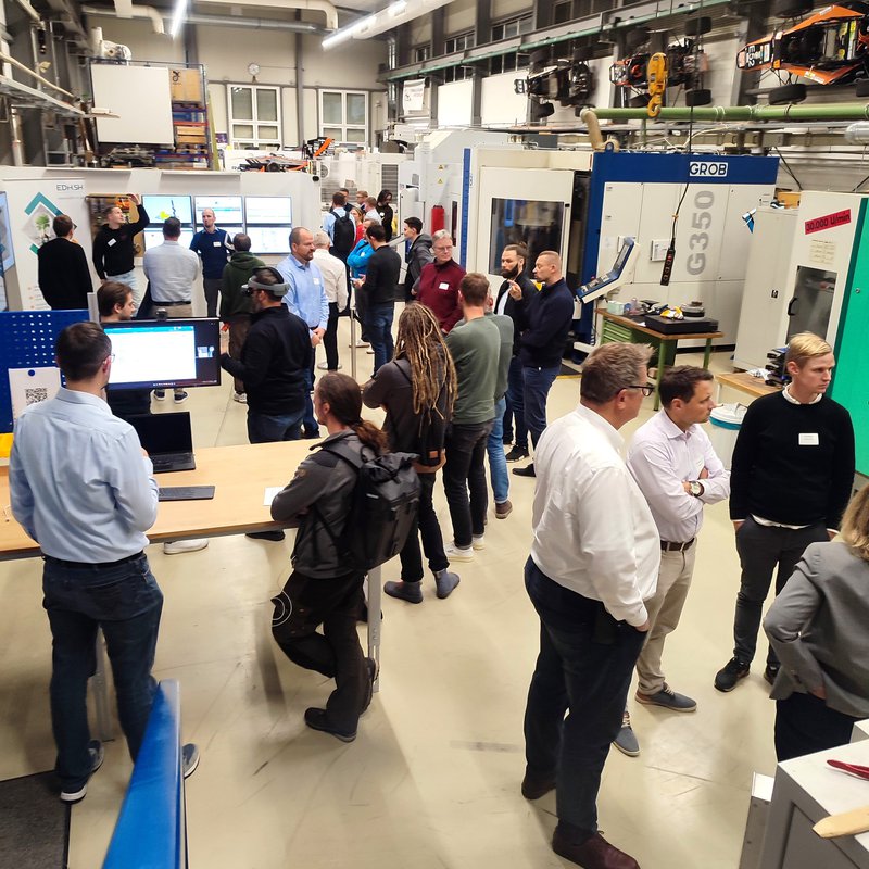 Menschen in einer Halle