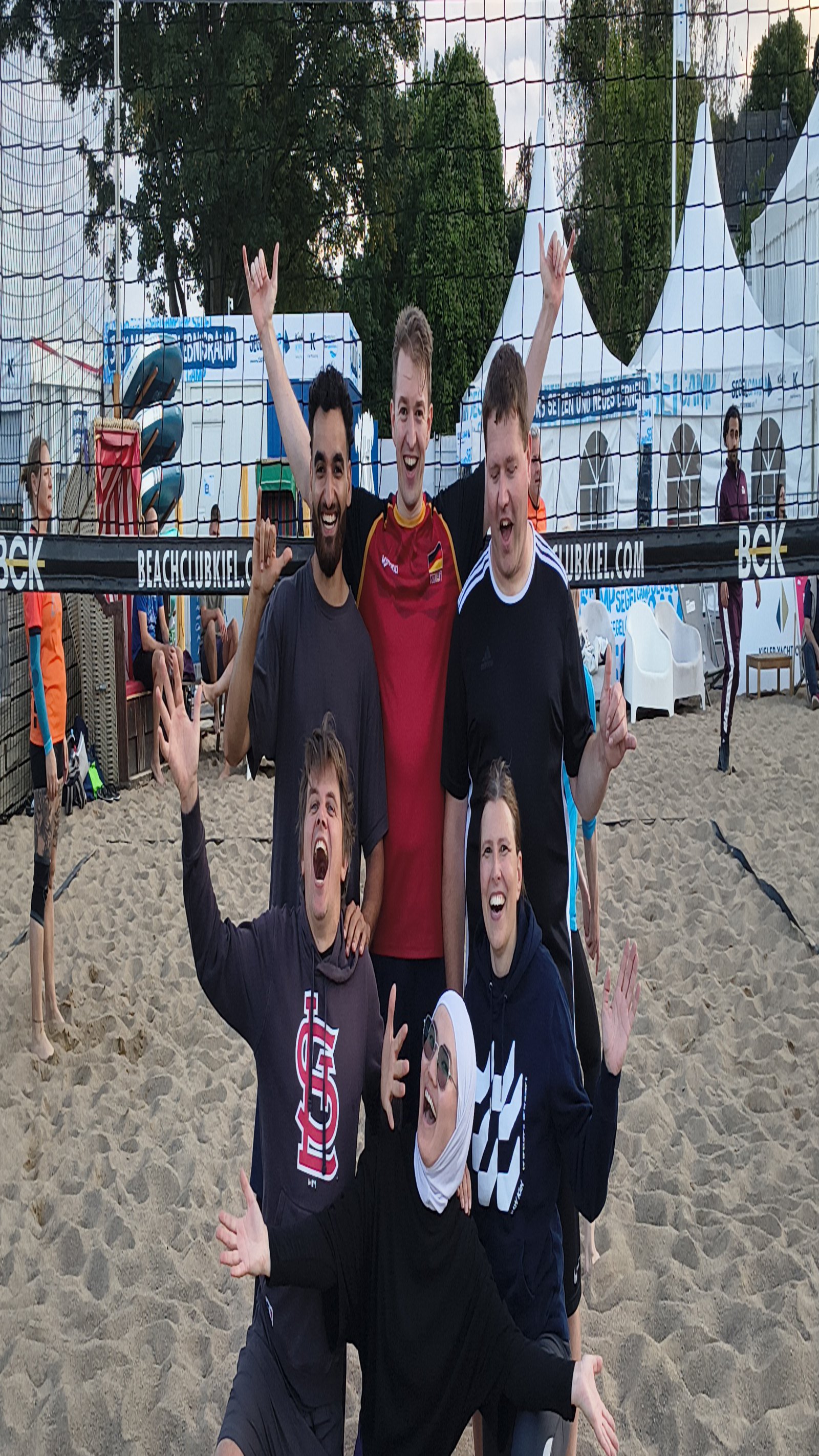 Gruppenfoto, das ein Beachvolleyballteam der HAW Kiel beim Firmencup an der Kiellinie zeigt