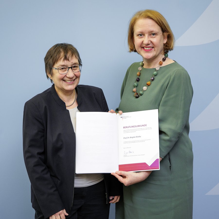 230313_SBMFSFJ_PHT024.jpg Prof. Brigitte Wotha steht links, neben ihr steht Ministerin Lisa Paus, die eine Ernennungsurkunde in die Hand hält.
