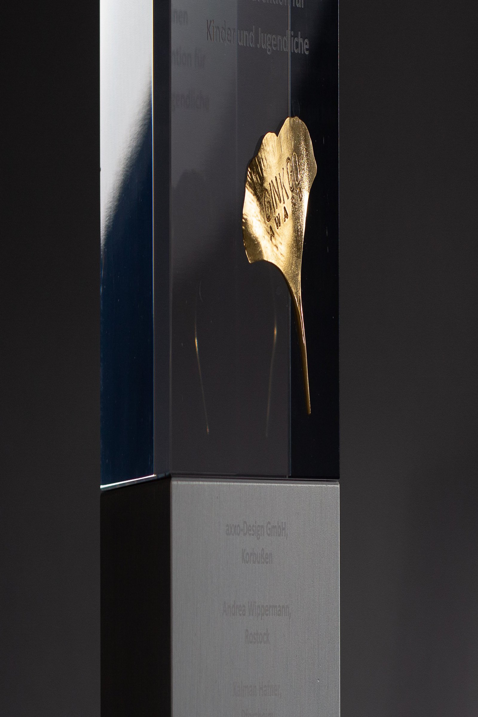 Eine goldene Auszeichnung, in einer Glaskuppel.