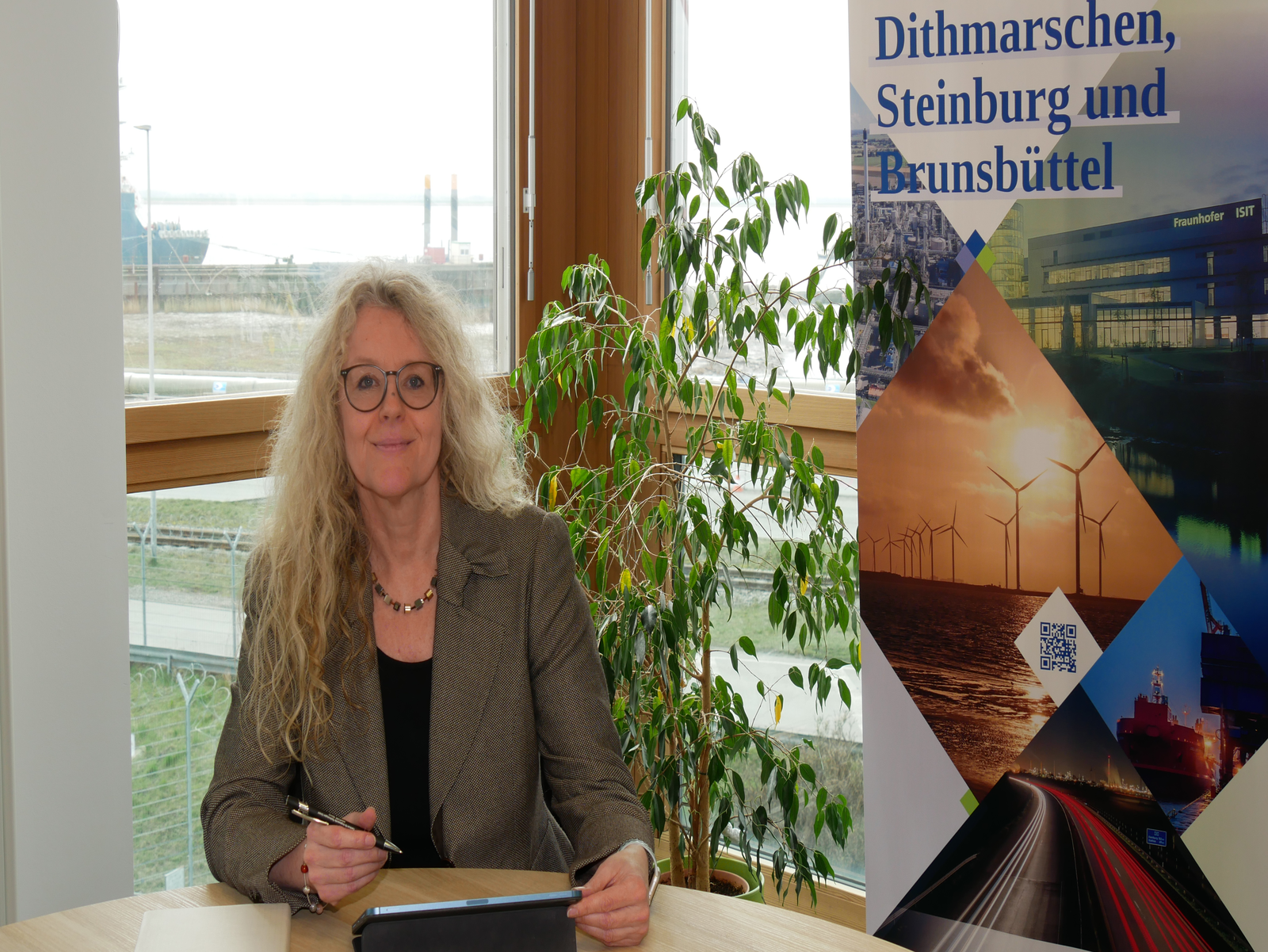 Martina Hummel-Manzau Martina Hummel-Manzau sitzt an einem Tisch, vor sich ein ipad