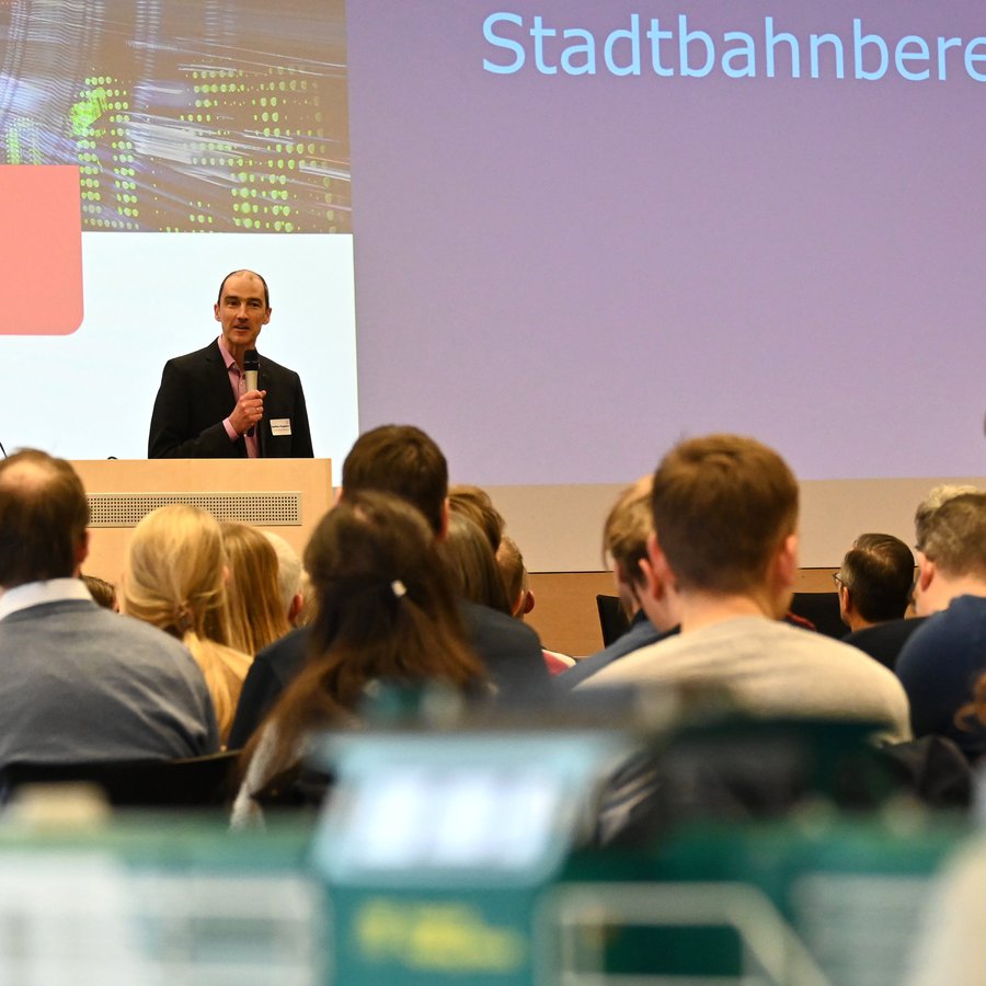 Ein Mann spricht zu einer Zuhörerschaft