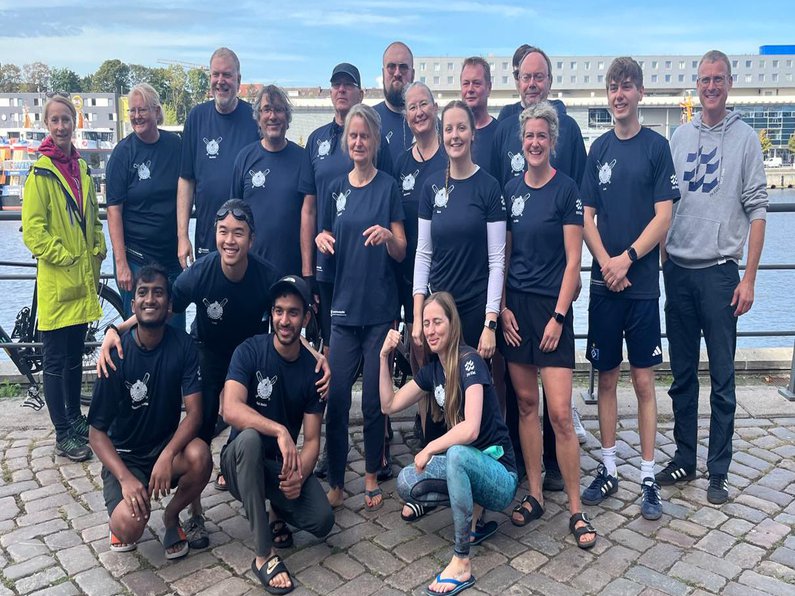 Hochschulangehörige der HAW Kiel beim Drachenbootrennen 2025 in Kiel