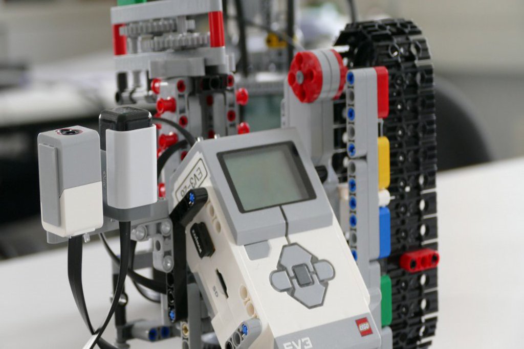 Die Nahaufnahme eines weiteren Lego-Roboters.