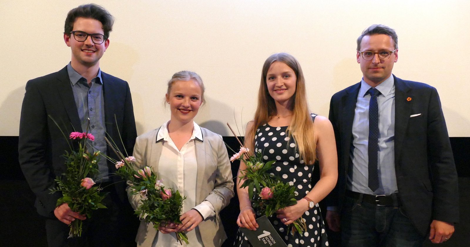 Simon Bull, Mareike Dittmer, Annafried Stürmer und Prof. Dr. Tobias Hochscherf (von links) führten durch den Abend. Foto: Julia Königs