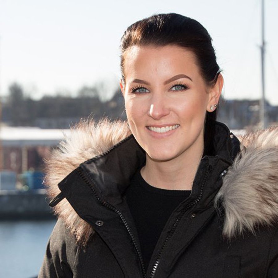 Eine Frau lächelt freundlich in die Kamera.