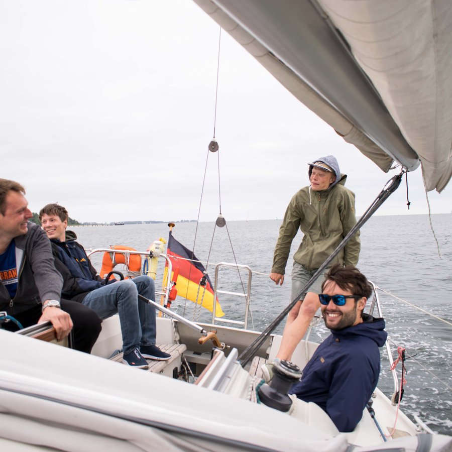 Foto: Felix Rahn Vier Menschen auf einem Segelboot.