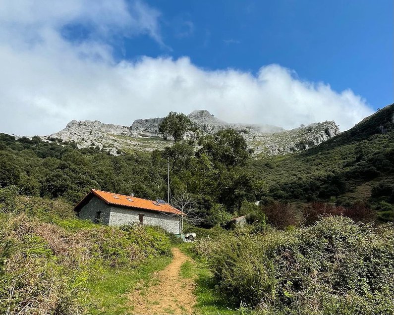 Berghütte an einem Berghang kurz vor der Baumgrenze