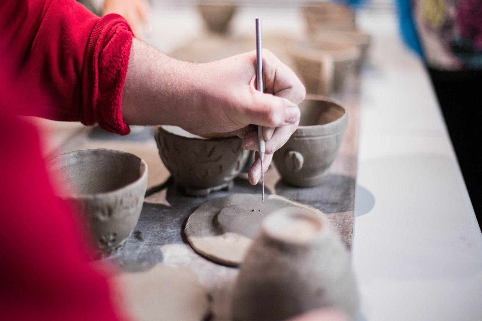 eine Hand verziert getöpferte Schalen.
