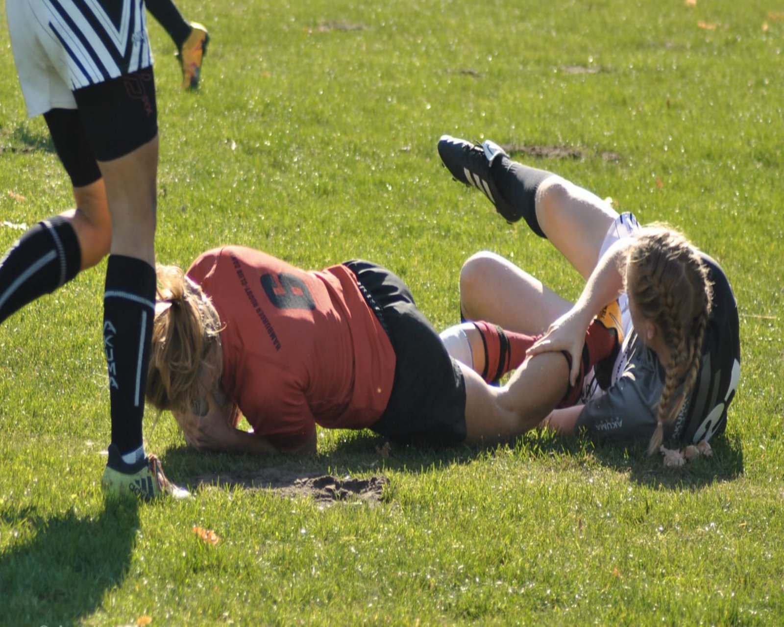 Nach dem Tackle liegt Annika auf dem Boden. Foto: Amelie Körbs