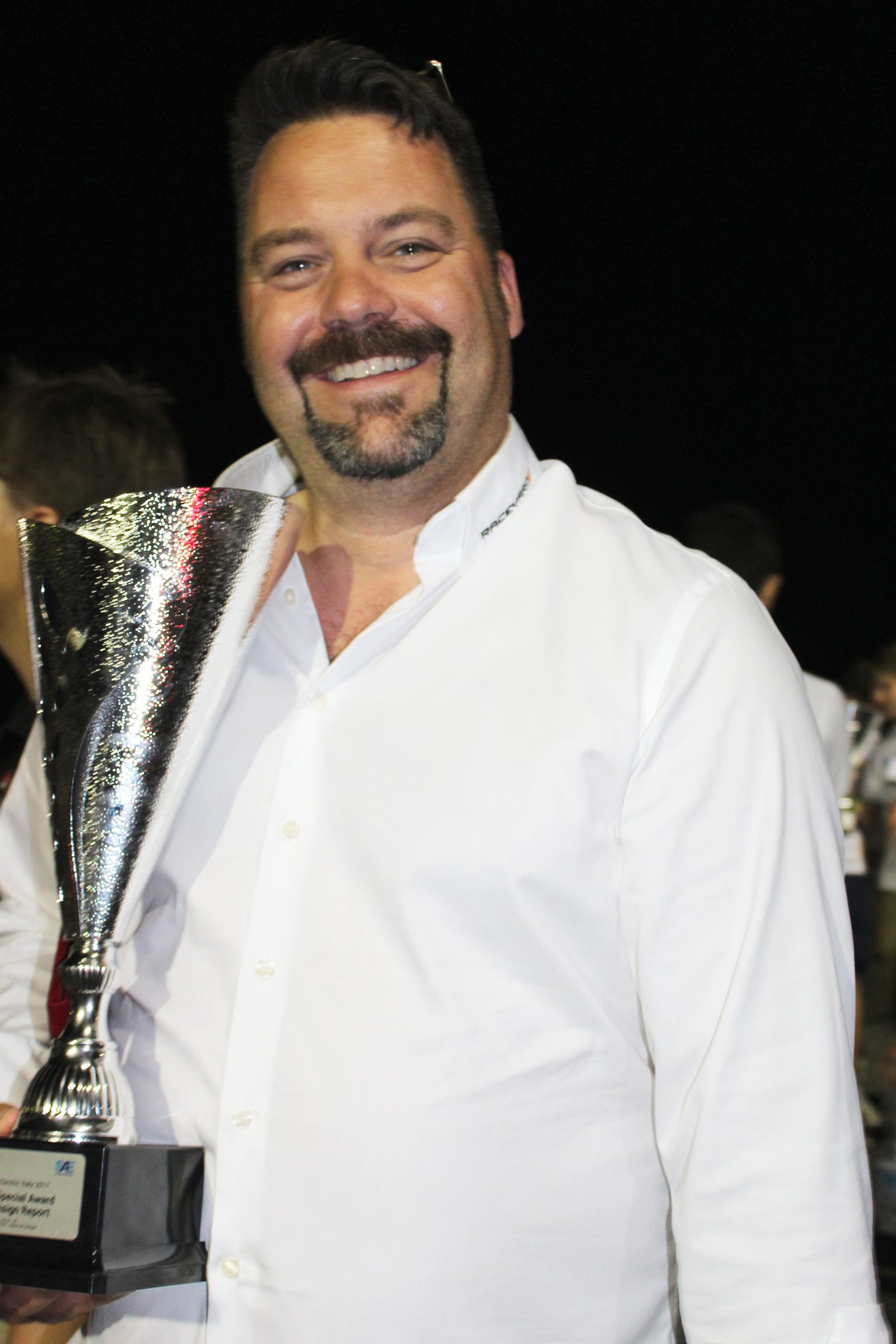 Professor Strauss der Fachhochschule Kiel, Betreuer Raceyard, mit Pokal