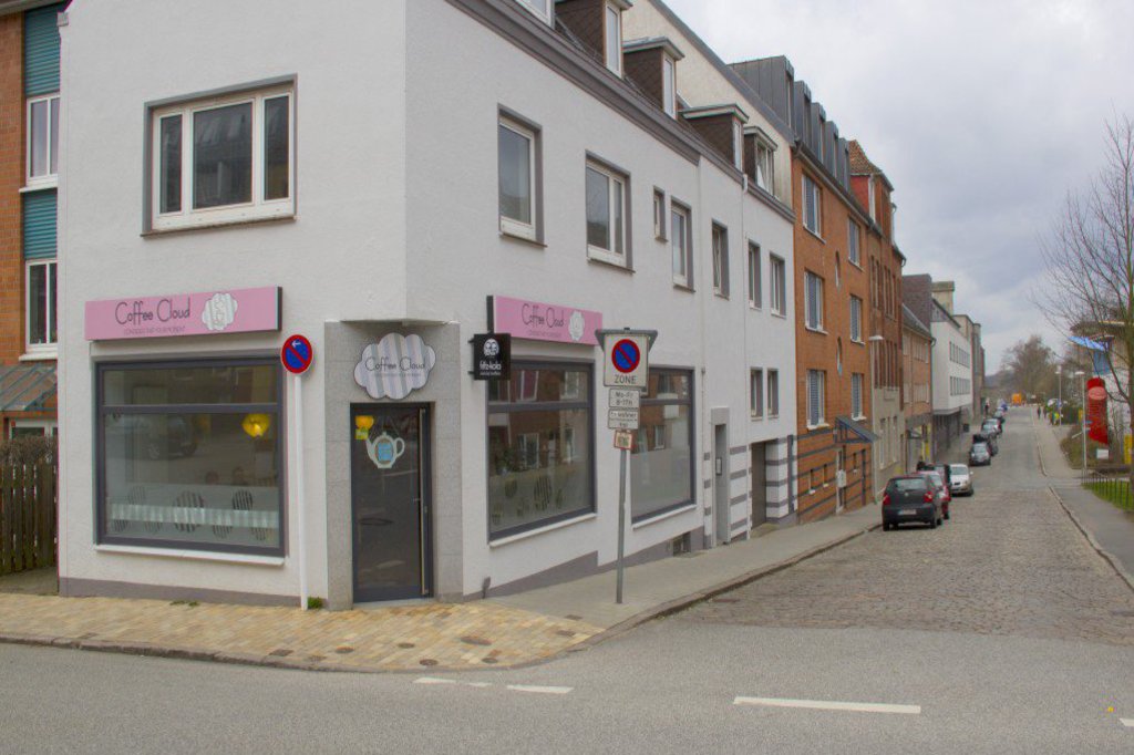 Von der Straßenseite gegenüber, hat man einen guten Blick auf die Fensterfront des Cafe's.