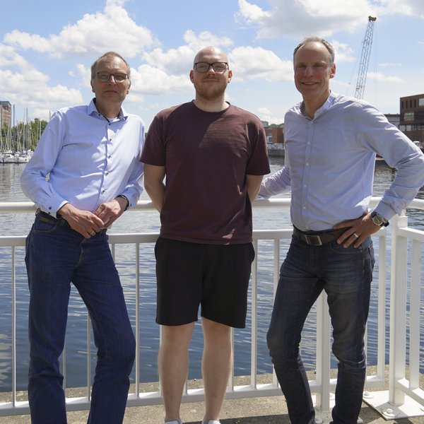 Auf einem Steg stehen drei Männer, (v.l.n.r.) Prof. Dr. Bernd Finkemeyer, Max Senkbeil und Prof. Dr. Christoph Wree