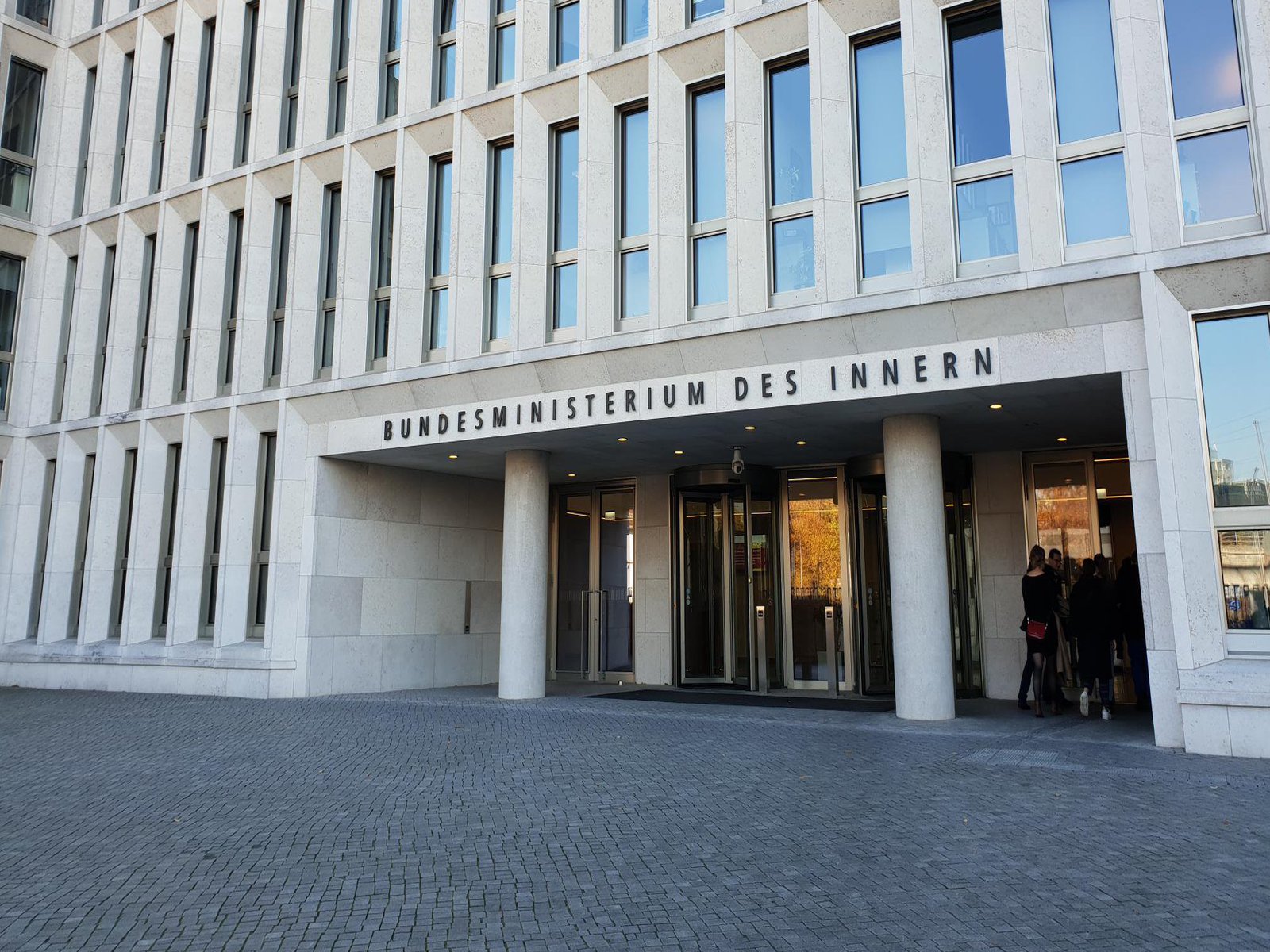 ein helles Gebäude mit vielen dicht aneinander gereiten schmalen Fenstern.