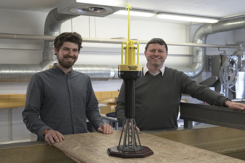 Transport- und Installationskonzept für schwimmendes Wellenkraftwerk  Prof. Dr. Christian Keindorf und Julian Pforth mit dem Modell ihres Wellenkraftwerks