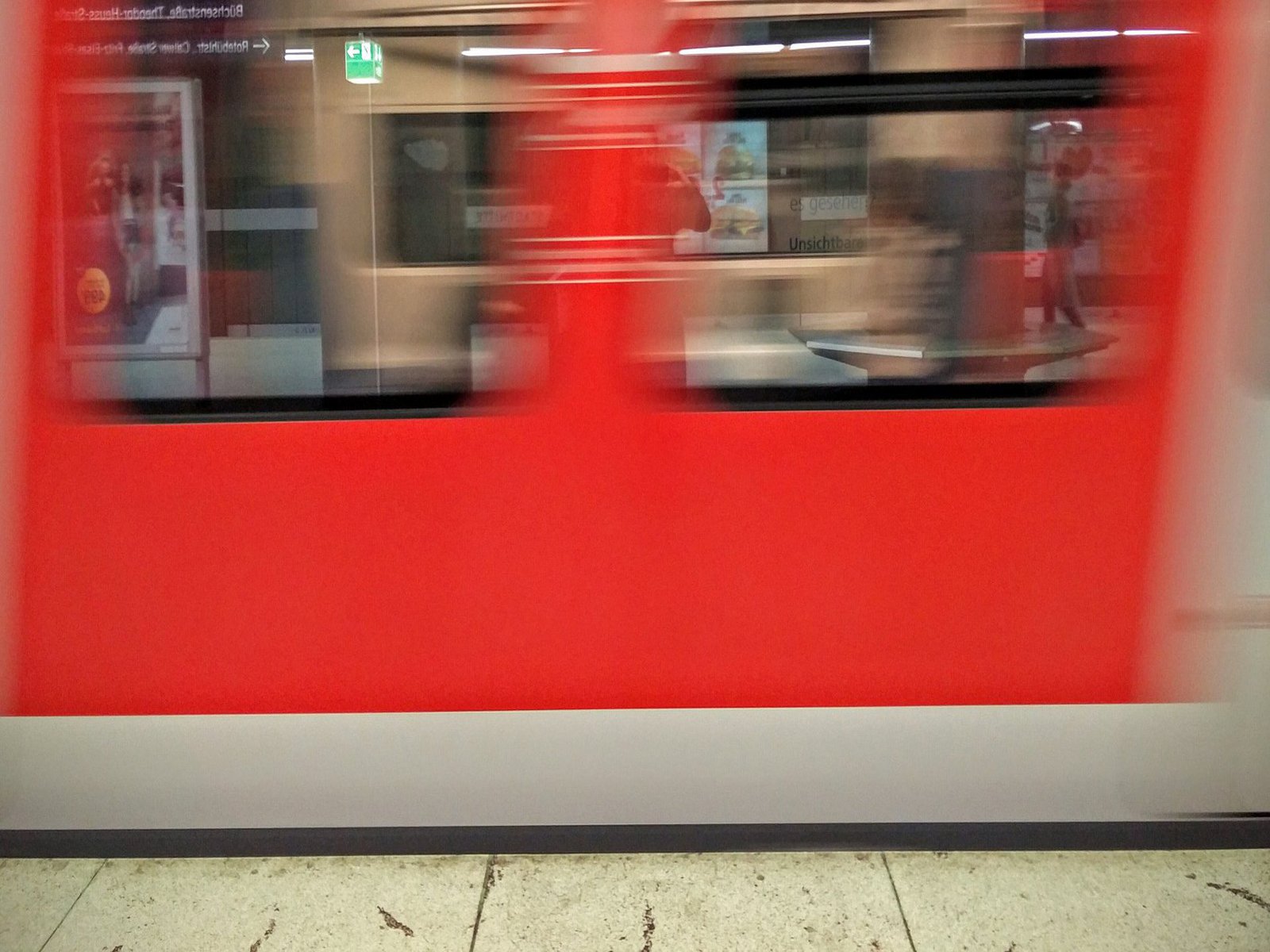 Eine vorbeiziehende Bahn.