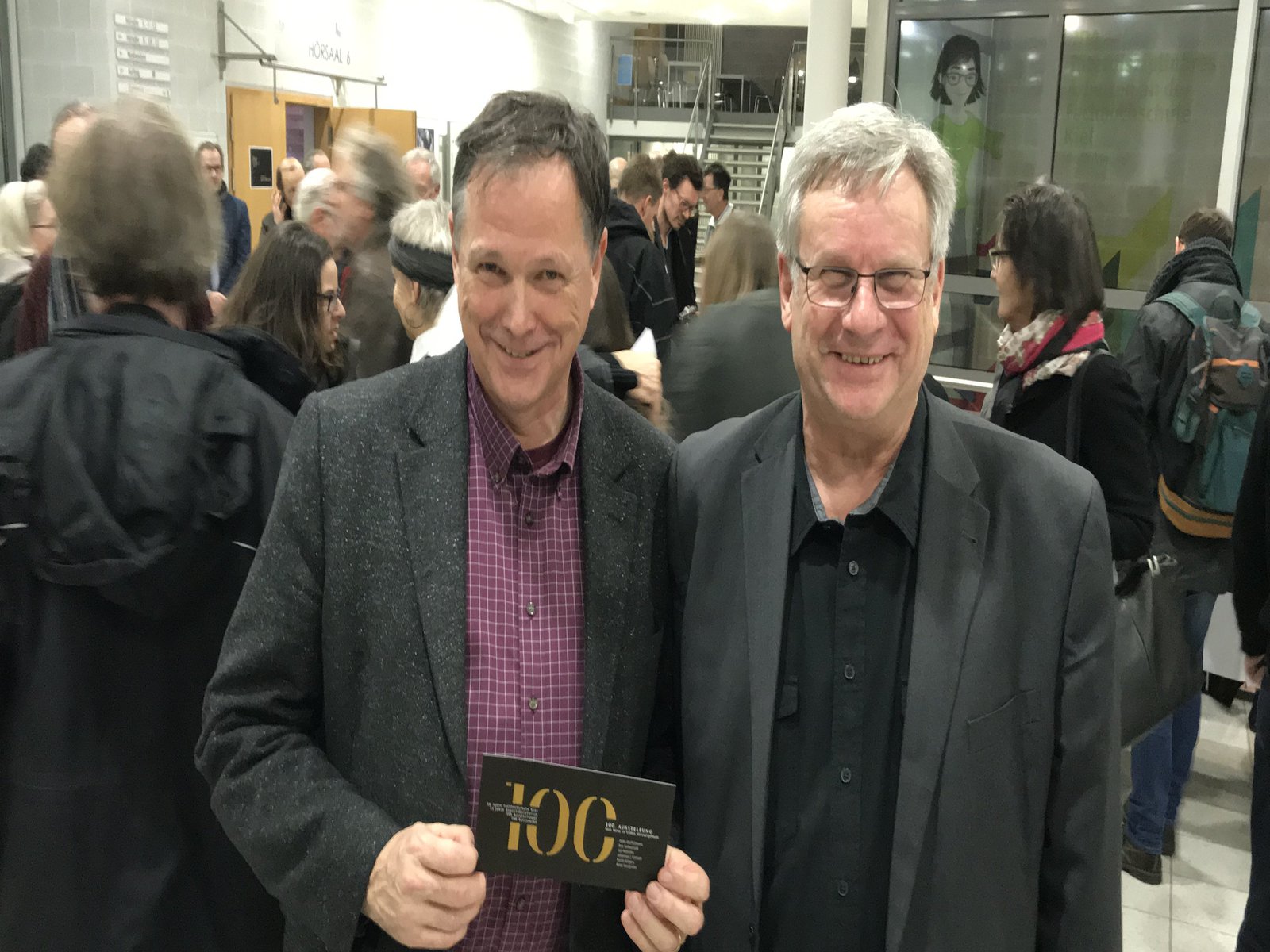 Blicken im Februar auf 100 Ausstellungen auf dem Campus zurück: FH-Präsident Prof. Dr. Udo Beer und Kanzler Klaus-Michael Heinze (r.). Foto: Meise