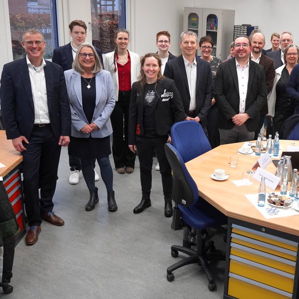 (Vorne links in der ersten Reihe:) FH-Kiel-Präsident Prof. Dr. Björn Christensen, Staatssekretärin Dr. Dorit Stenke, Sabrina Schönfeld, Programmleiterin Jugendcampus an der FH Kiel, Prof. Dr. Harald Jacobsen und Prof. Dr. Hanno Kallies sowie Vertreter der Toni-Jensen-Gemeinschaftsschule und Mitarbeitende der FH Kiel.