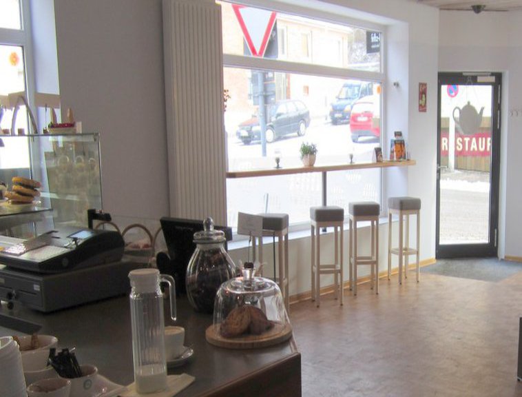 Die Verkaufsfläche eines kleinen ordentlichen Cafe's.