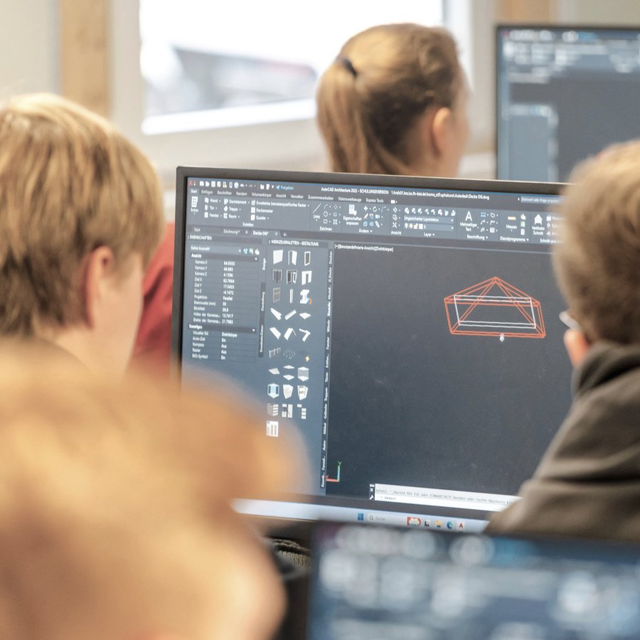 Studierende des Master-Studiengangs "Klimagerechtes Planen und Bauen" lernen, nachhaltige, widerstandsfähige und zukunftsfähige Gebäude und Infrastrukturen zu entwickeln.