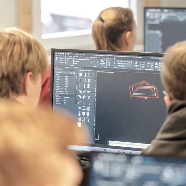 Studierende des Master-Studiengangs "Klimagerechtes Planen und Bauen" lernen, nachhaltige, widerstandsfähige und zukunftsfähige Gebäude und Infrastrukturen zu entwickeln.
