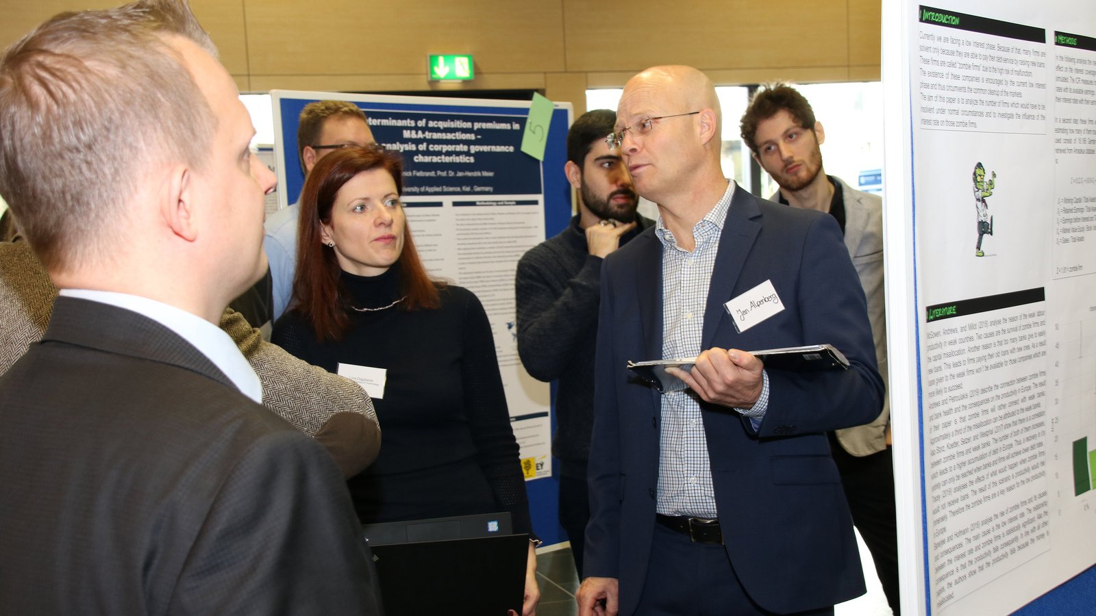 Jan Alpenberg von der Linnaeus University of Växjö diskutiert mit seinen Jury-Kolleg*innen. (Foto: C. Beeck)