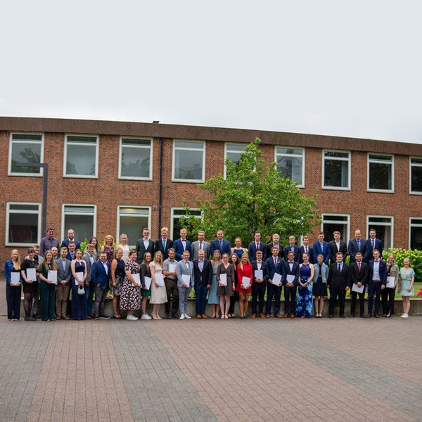 Die Absolventinnen und Absolventen des Sommersemsters 2024 am Fachbereich Agrarwirtschaft stehen zum Gruppenfoto vor dem Gebäude.