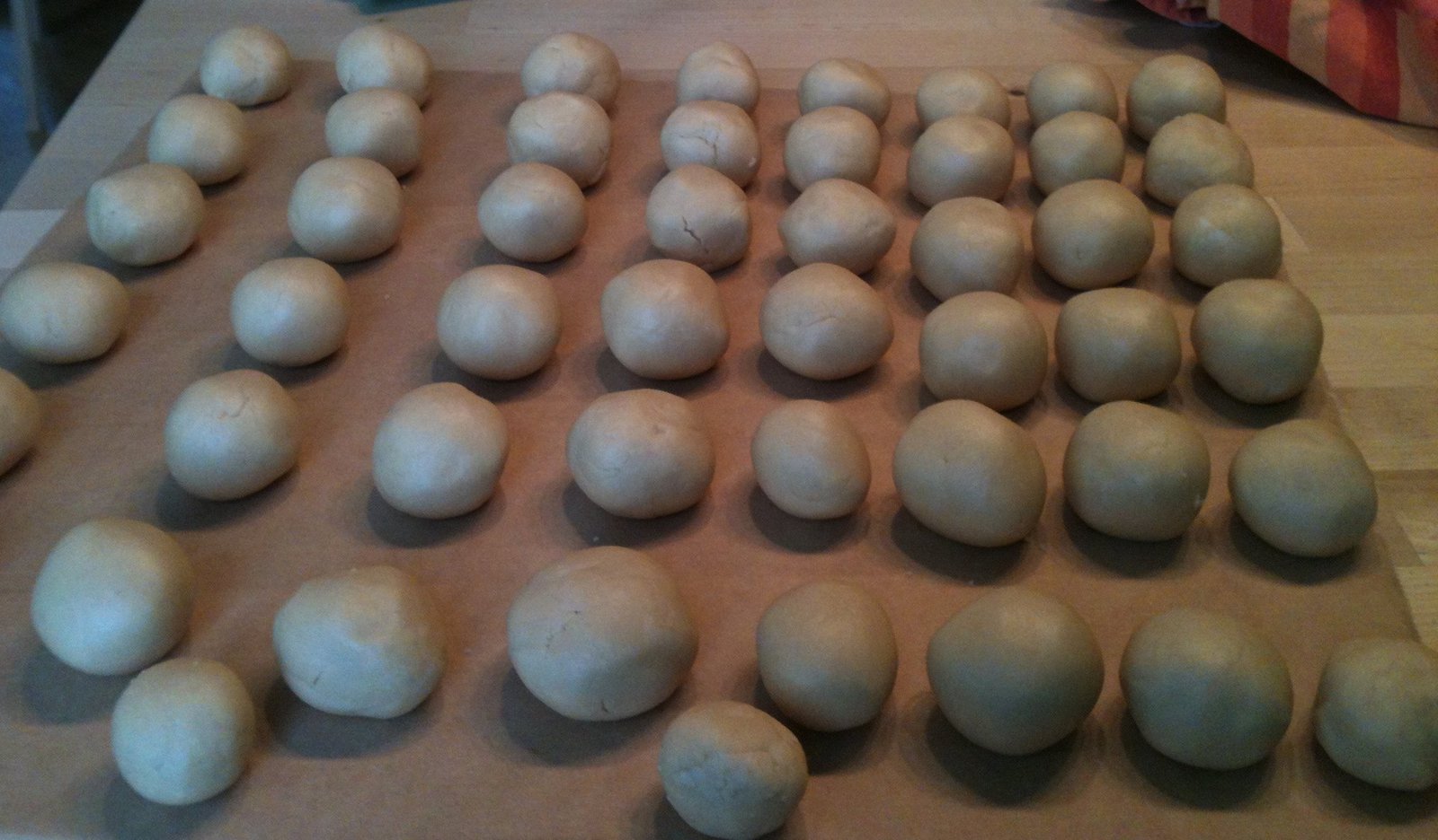 Ein Blech belegt mit noch unummantelten Erdnussbutterkugeln.